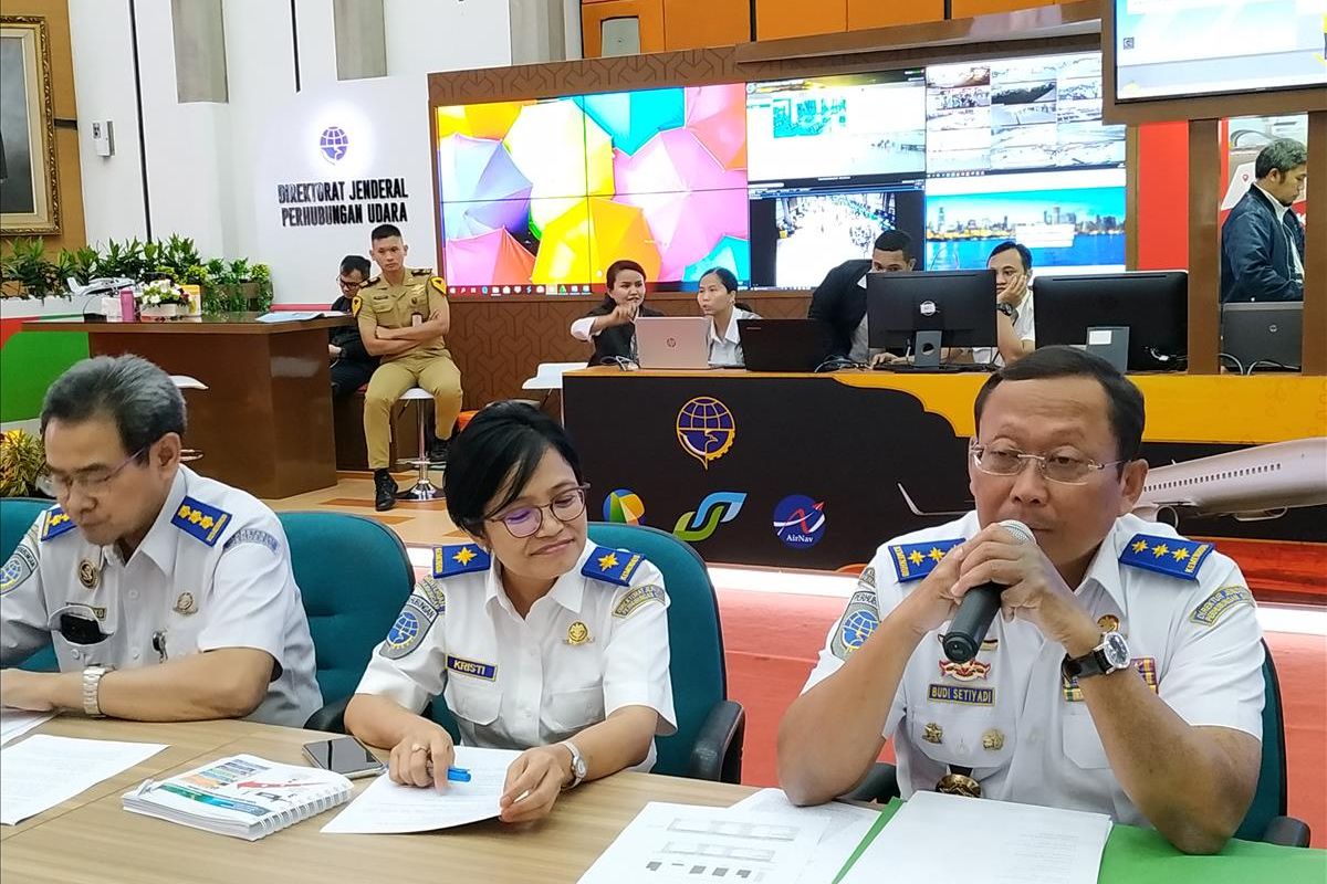 Direktur Direktorat Jenderal Perhubungan Darat (Ditjen Hubda) Kemenhub Budi Setiyadi (kanan) memberikan keterangan di Posko Nasional Terpadu Angkuta Lebaran, Gedung Kemenhub, Selasa (4/6/2019).