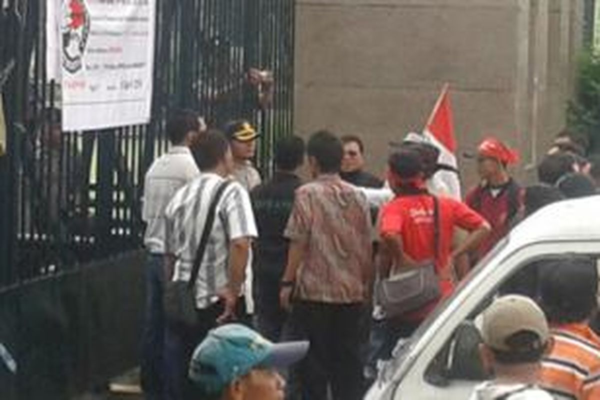 Pendemo di depan Gedung DPR RI, Jakarta, Kamis (14/3/2014) meminta pihak kepolisian membuka pintu gerbang.