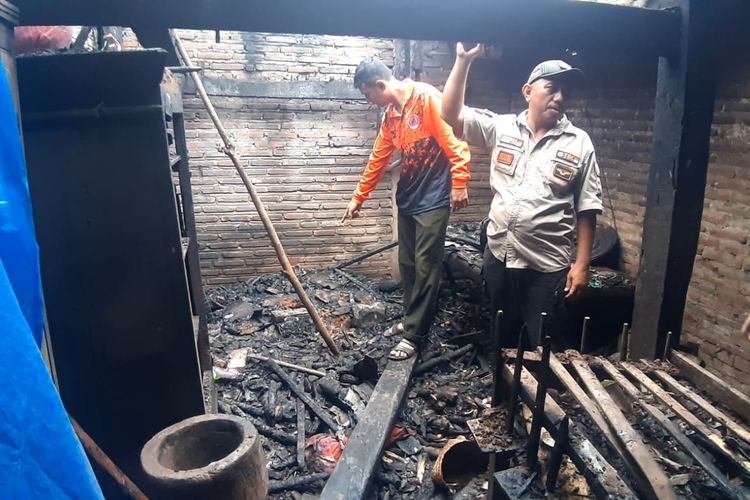 Foto: Sebanyak tiga rumah Lereng Gunung Argopuro tepatnya di Kampung Baderan Barat, Desa Baderan, Kecamatan Sumbermalang, Kabupaten Situbondo Provinsi Jawa Timur terbakar pada Senin (16/12/2024). 
