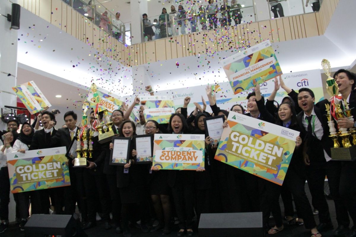 Pelajar dari delapan SMA dan SMK di Jakarta bersaing menunjukkan keterampilan mengelola usaha mikro dalam ajang Regional Student Company Competition 2019 di Atrium Green Pramuka Square, Sabtu (13/7/2019).