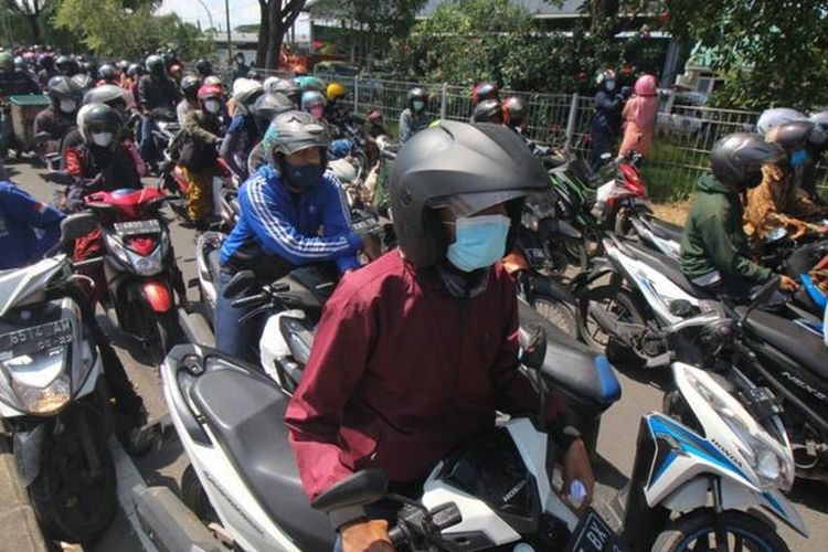 Antrean pengendara motor terjadi di akses keluar Jembatan Suramadu, Minggu (06/06) akibat penyekatan dan tes antigen acak di lokasi itu.