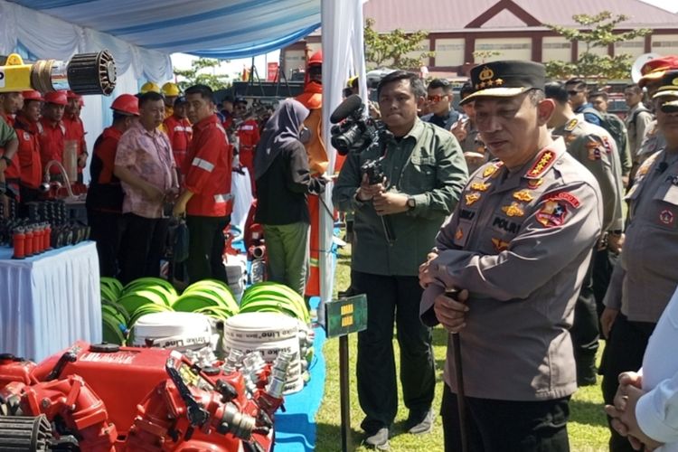 Hadapi Kemarau Panjang, Kapolri Tambah Peralatan Pemadam Karhutla di Riau