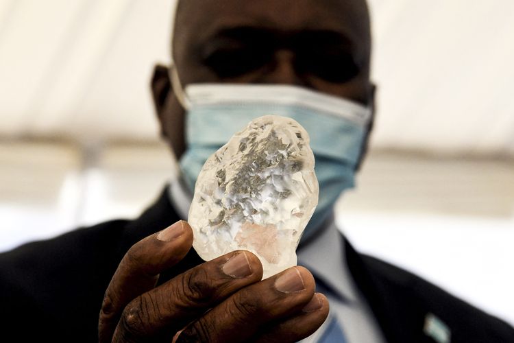 Presiden Botswana Mokgweetsi Masisi saat memamerkan batu berlian terbesar ketiga di dunia di Gaboron, pada Rabu (16/6/2021). [MONIRUL BHUIYAN/AFP]