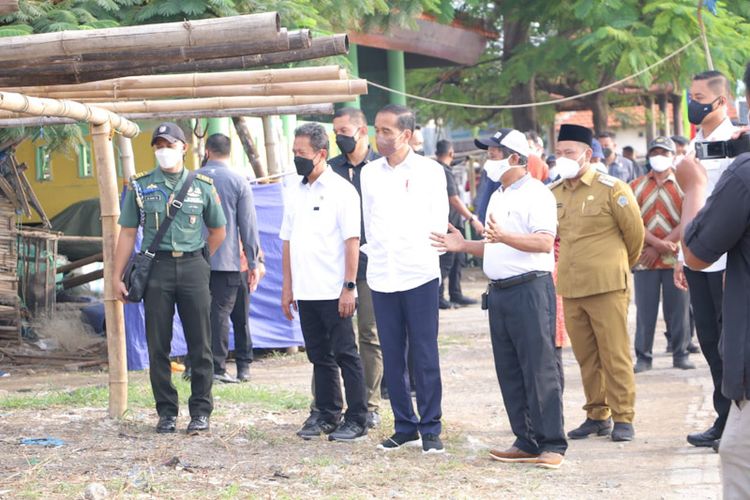 Presiden Joko Widodo (tengah), ketika berkunjung ke Bale Purbo di kampung nelayan Kelurahan Lumpur, Kecamatan/Kabupaten Gresik, Jawa Timur, Rabu (20/4/2022).