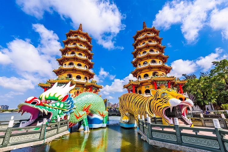 Ilustrasi Taiwan - Pemandangan Dragon and Tiger Pagoda di Kaohsiung, Taiwan.
