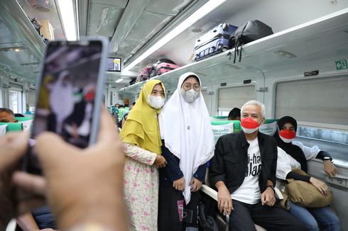 Ganjar Ikut Mudik ke Semarang Naik Kereta Ekonomi Berbaur Bareng Penumpang