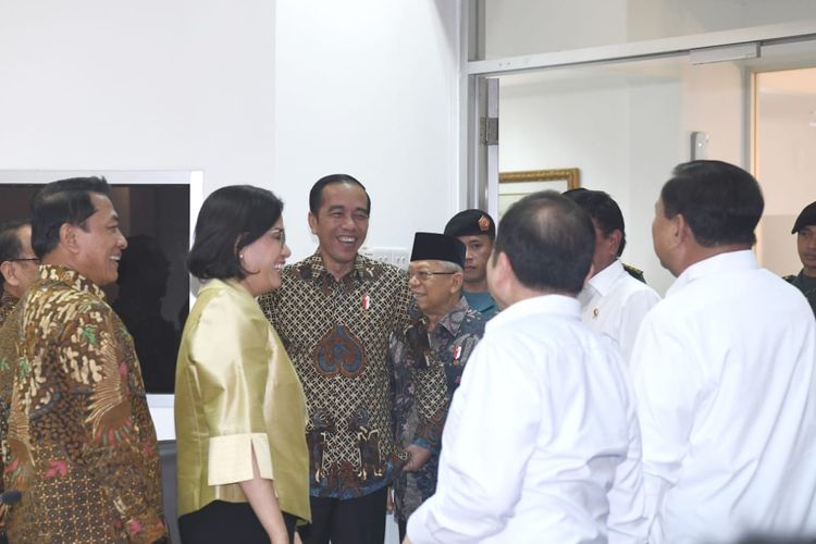 Presiden Joko Widodo dan jajaran sebelum rapat terbatas di Kantor Presiden, Jakarta, Kamis (31/10/2019).