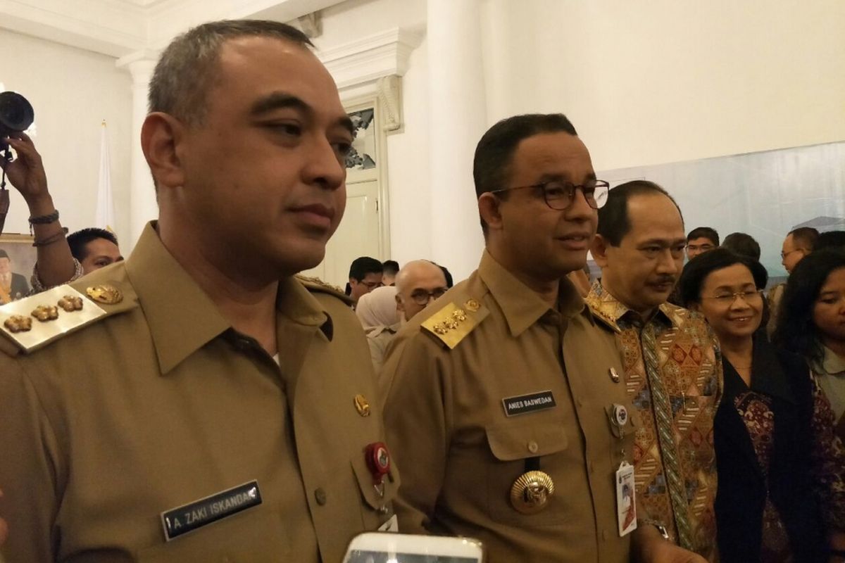 Gubernur DKI Jakarta Anies Baswedan dan Bupati Tangerang Ahmed Zaki Iskandar di Balai Kota DKI Jakarta, Selasa (12/2/2018). 