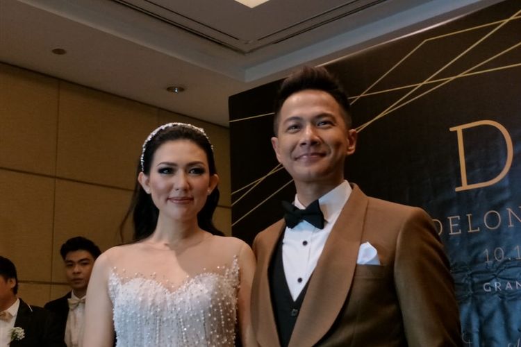 Delon Thamrin dan istrinya Aida Chandra saat ditemui sebelum resepsi pernikahan mereka di Grand Hyatt, Jakarta Pusat, Minggu (10/11/2019).