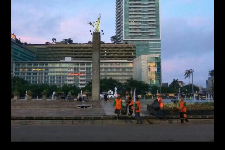 Para petugas kebersihan sedang melakukan kegiatan bersih-bersih sampah di Bundaran HI, Jakarta Pusat.