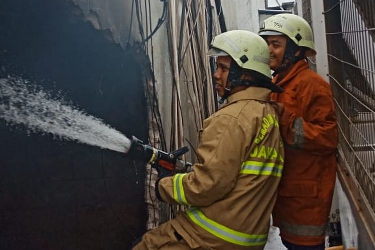 Saepul Rohman (mengenakan Fire Jacket coklat) sedang memadamkan api di salah satu kelurahan di Tambora. 