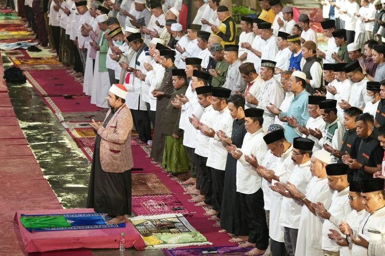 Walkot Makassar Danny Pomanto mengikuti Gerakan Salat Subuh Berjemaah (GSSB), Minggu (24/11/2024).