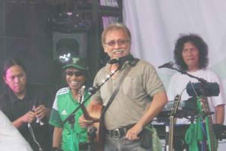 Iwan Fals (depan) tampil dalam Konser Pelangi: Hijau di Panggung Kita, di halaman kediamannya di Leuwinanggung, Tapos, Depok, Jawa Barat, Sabtu (30/8/2014).