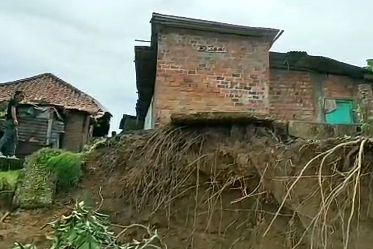 Sebuah rumah yang berada di sisi Sungai Enim di Muara Enim nyaris ambruk karena tanah di bawahnya longsor terkena abrasi. Warga berharap ada upaya pengedaman agar abrasi tidak terus terjadi.