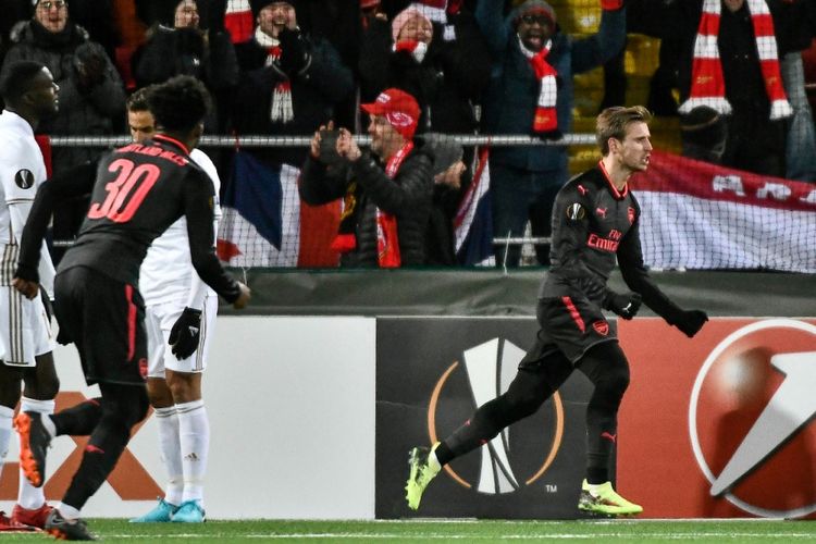 Nacho Monreal merayakan gol pertama Arsenal ke gawang Oestersunds FK pada laga pertama babak 32 besar Liga Europa, Kamis (15/2/2018).