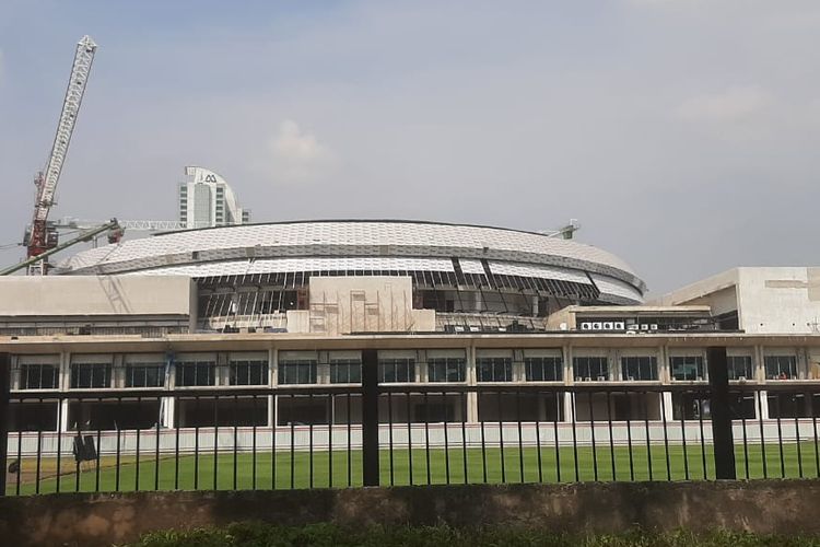 Indoor Multifunction Stadium (IMS) di Kompleks Gelora Bung Karno (GBK), Jakarta, masuk ke tahap topping-off (tutup atap) dan diresmikan Presiden Joko Widodo pada Jumat (13/1/2023).