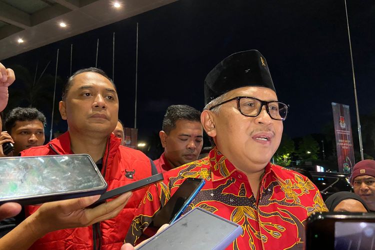 Sekretaris Jendral DPP PDI Perjuangan Hasto Kristiyanto hadir di debat pamungkas Pilgub Jatim, di Surabaya, Senin (18/11/2024).