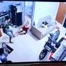 Pria Bersajam Rampok Rumah di Kalbar Terekam CCTV, Polisi Buru Pelaku