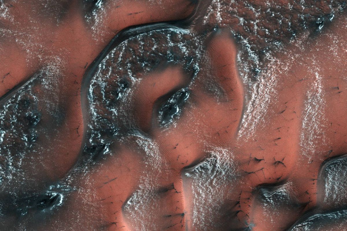 Foto bukit pasir bersalju di Mars yang diambil oleh Mars Reconnaisance Orbiter pada 21 Mei 2017