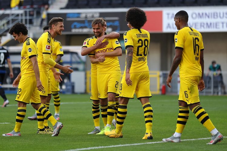 Bek Dortmund asal Jerman Marcel Schmelzer diberi selamat setelah mencetak gol kelima timnya selama pertandingan sepak bola Bundesliga divisi satu Jerman SC Paderborn 07 dan Borussia Dortmund di Benteler Arena di Paderborn pada 31 Mei 2020.