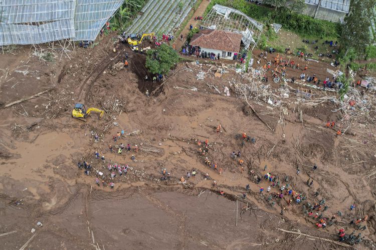 Foto udara tim SAR gabungan melakukan pencarian korban bencana tanah longsor di Desa Pasirlangu, Cisarua, Kabupaten Bandung Barat, Jawa Barat, Senin (26/1/2026). Berdasarkan data tim Disaster Victim Identification (DVI) Polda Jawa Barat hingga Senin (26/1) pukul 16.57 WIB, jumlah korban bencana tanah longsor yang berhasil ditemukan sebanyak 34 jenazah dan 20 diantaranya telah berhasil diidentifikasi. 