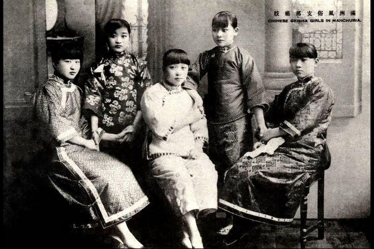 Bukti bahwa wanita Asia menjadi subjek seksisme dan rasisme dapat ditelusuri kembali ke kolonialisme di Asia.