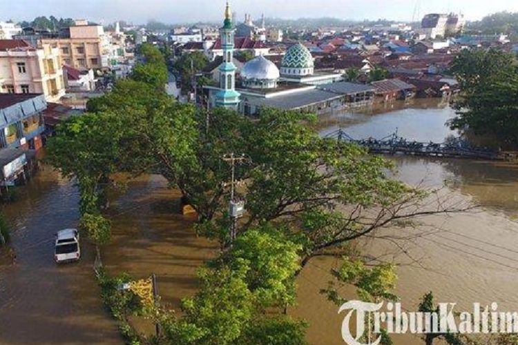 Pemandangan dari udara suasana banjir yang masih terjadi di kawasan Jalan dr Soetomo, Samarinda, Senin (10/6/2019).