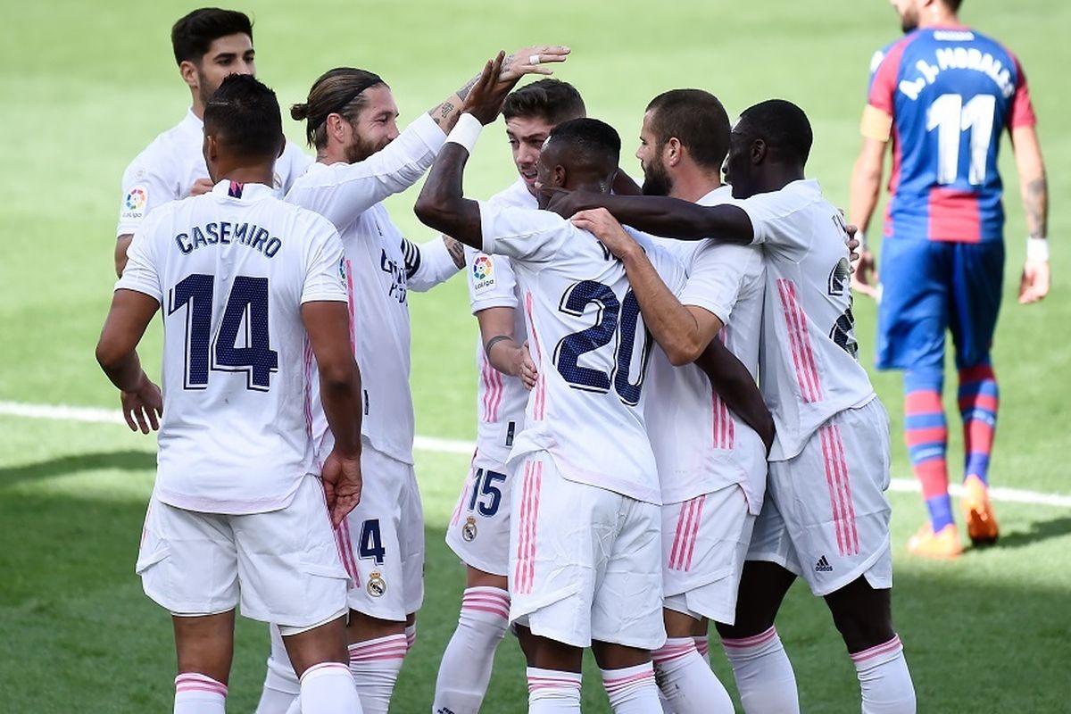 Penyerang Real Madrid, Vinicius Junior (tengah), merayakan gol bersama rekan satu timnya dalam pertandingan Levante vs Real Madrid CF di Stadion La Ceramica di Vila-real pada 4 Oktober 2020.
