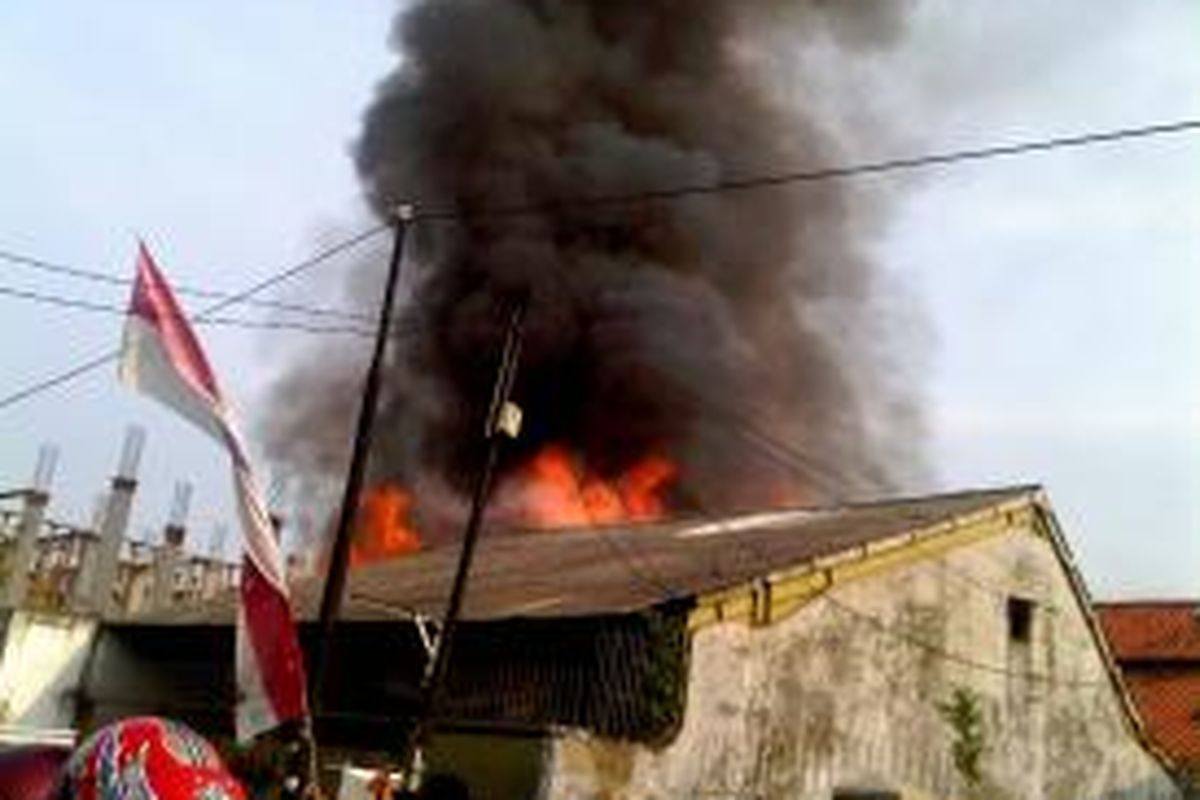 Satu toko meubel di Jalan Kebayoran Lama, Kelurahan Sukabumi Utara, Kebon Jeruk, Jakarta Barat, ludes dilahap api, Selasa (20/8/2013)