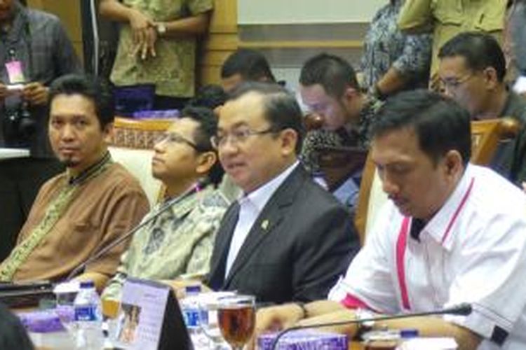 Wakil Ketua DPR Priyo Budi Santoso bersama jajaran pimpinan Komisi III DPR di proses pelantikan Ketua Komisi III DPR, Senin (7/10/2013).
