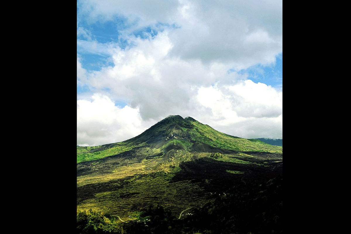 Gunung Abang terletak di dekat Gunung Batur Bali. Dua orang remaja tersesat saat mendaki Gunung Abang di Kabupaten Bangli, Provinsi Bali dan berhasil dievakuasi turun oleh personel Basarnas Bali, Sabtu (21/9/2025) malam.