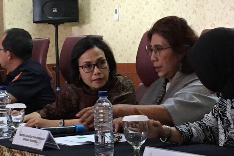 Menteri Keuangan Sri Mulyani Indrawati bersama Menteri Kelautan dan Perikanan Susi Pudjiastuti saat menghadiri konferensi pers pengungkapan kasus penyelundupan 71.982 ekor baby lobster di kantor Bea dan Cukai Bandara Soekarno-Hatta, Tangerang, Jumat (23/2/2018).