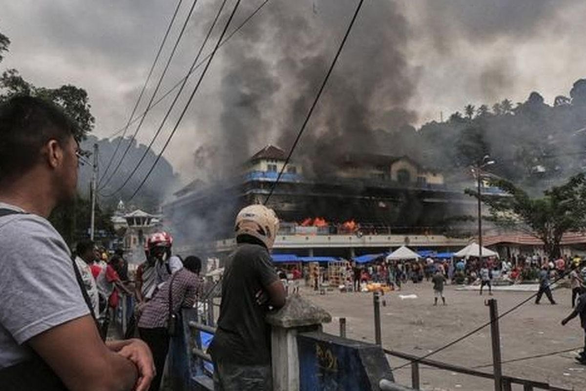 Pembakaran pasar Thumburuni di Fakfak, Papua Barat, sesudah unjuk rasa berubah menjadi kerusuhan yang meluas. 