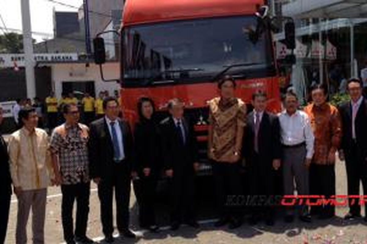 Manajemen KTB dan manajemen Suryaputra Sarana meresmikan Truck Centre di Bandung.