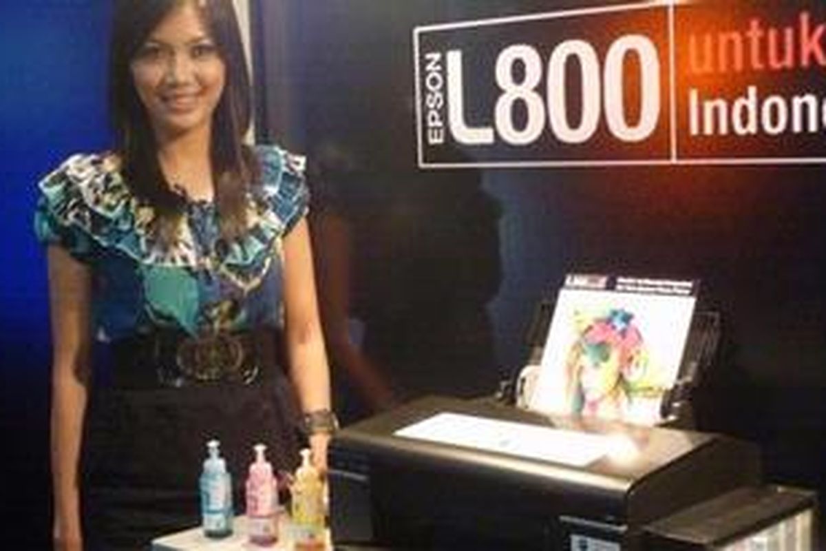 Model bersama printer Epson L800, printer pertama untuk mencetak foto yang pertam menggunakan sistem ink tank atau infus. 