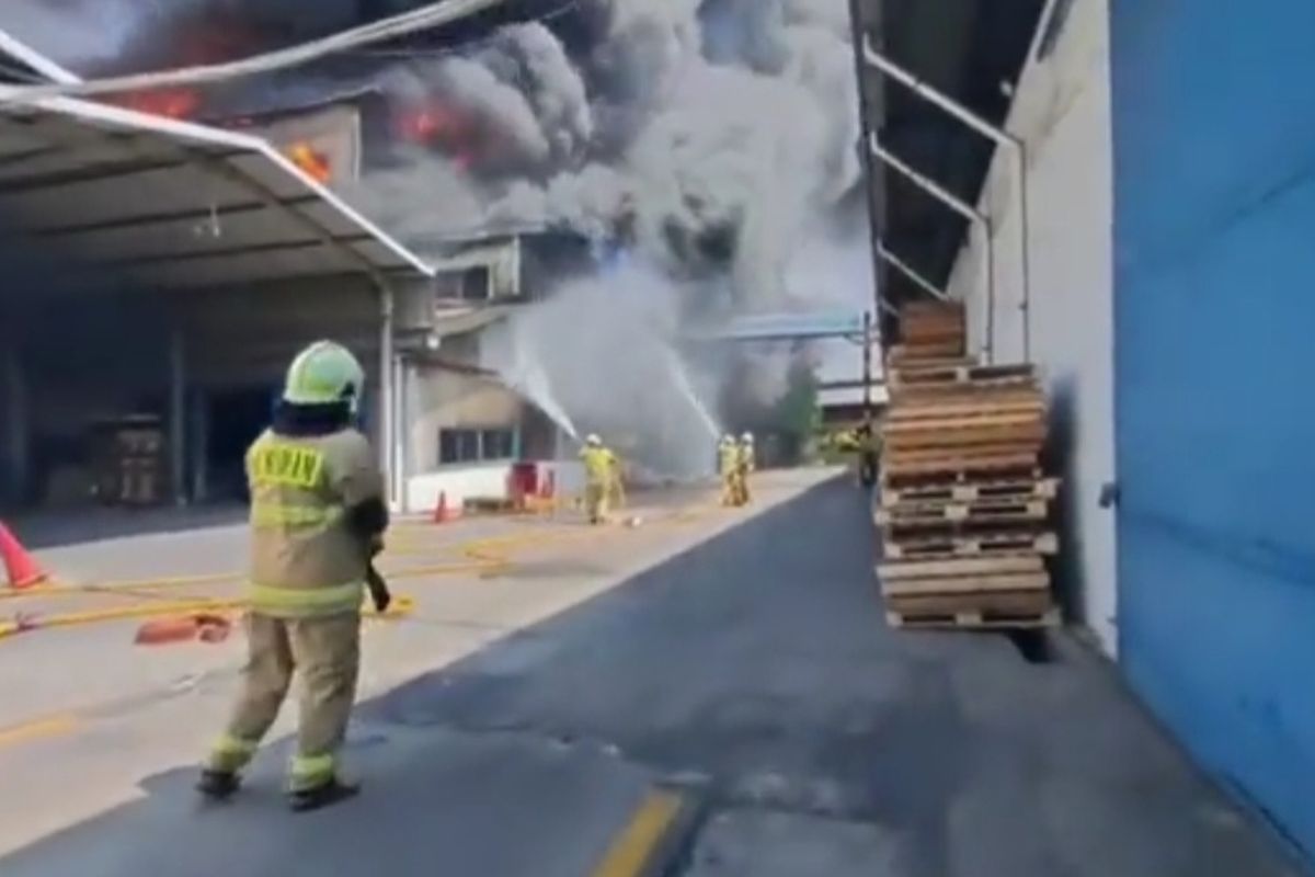 Sebuah pabrik kimia, PT Justus Sakti Raya, di Jalan Raya Cakung-Cilincing, Cilincing, Jakarta Utara, terbakar Selasa (23/8/2022) siang.