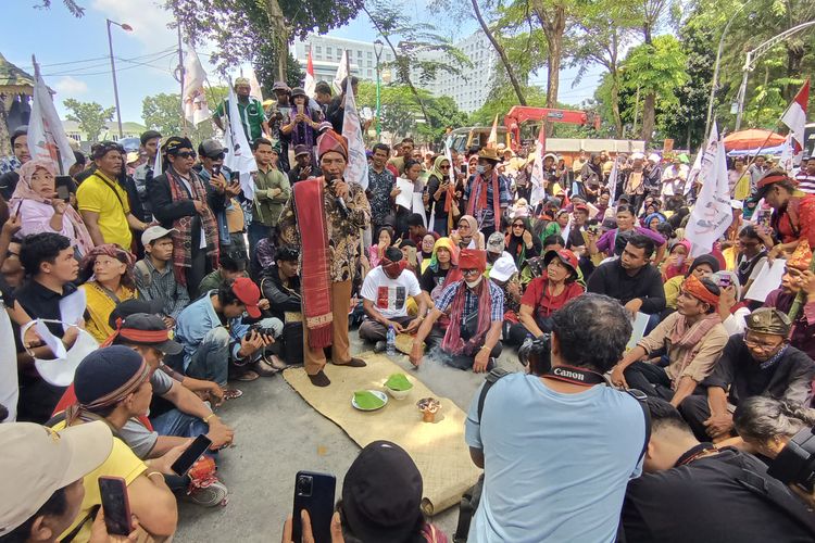Sejumlah warga adat menggelar demonstrasi di depan kantor DPRD Sumatera Utara (Sumut), Senin (28/10/2024).