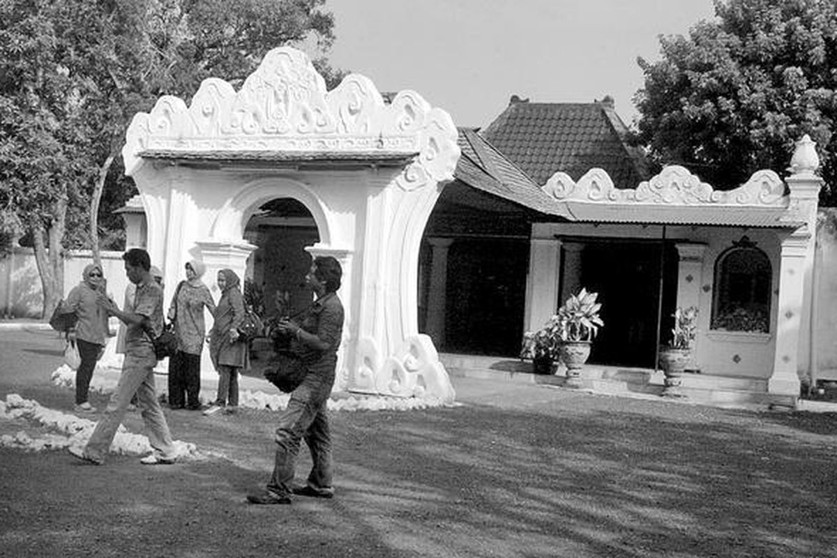 Keraton Kasepuhan Cirebon, Jawa Barat, menampilkan arsitektur bangunan perpaduan berbagai budaya, antara lain Hindu, China, dan Islam, Kamis (12/7). Bagian dalam keraton juga dihiasi keramik warisan VOC Belanda abad ke-17. Bangunan keraton ini sekaligus menyimbolkan keterbukaan dan toleransi yang tinggi sejak pemerintahan Sunan Gunung Jati di Cirebon pada abad ke-14. 