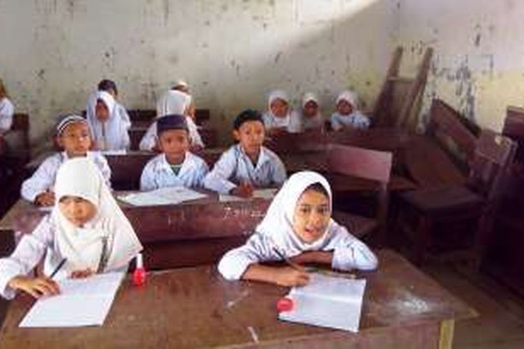 Murid-murid kelas VI MIS Al Ittihadiyah di Dusun XV Karondak yang mungil-mungil