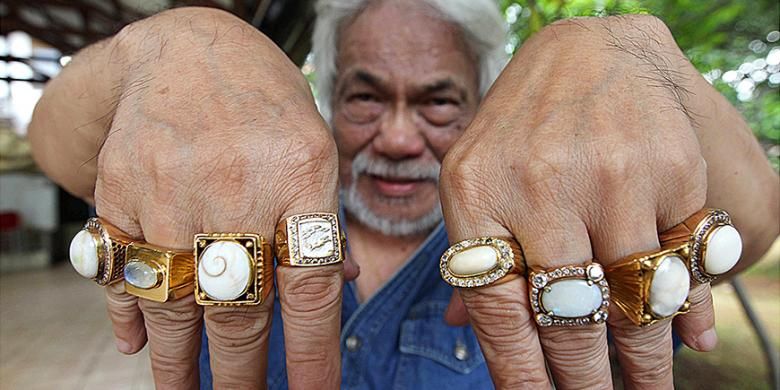 Seniman Remy Sylado menunjukkan koleksi cincin akik miliknya, beberapa waktu lalu. Warna batu yang dikenakan biasanya disesuaikan dengan warna busana yang dipakai.