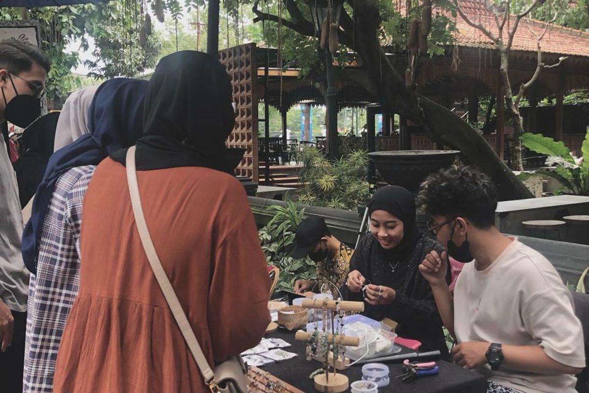 Owner Pakai Batu dan partner usahanya di Solo Art Market