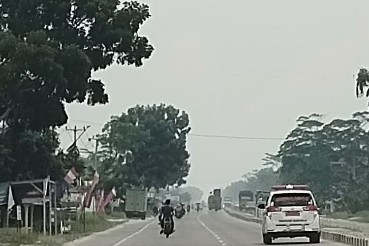 Kabut asap karhutla terlihat jelas di jalan lintas Pekanbaru-Bangkinang, Riau, Sabtu (30/9/2023).