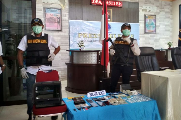 Petugas Badan Narkotika Maluku menunjukan barang bukti berupa sabu hasil penangkapan empat tersangka pengedar sabu di kantor BNN Maluku, Rabu (15/11/2017)