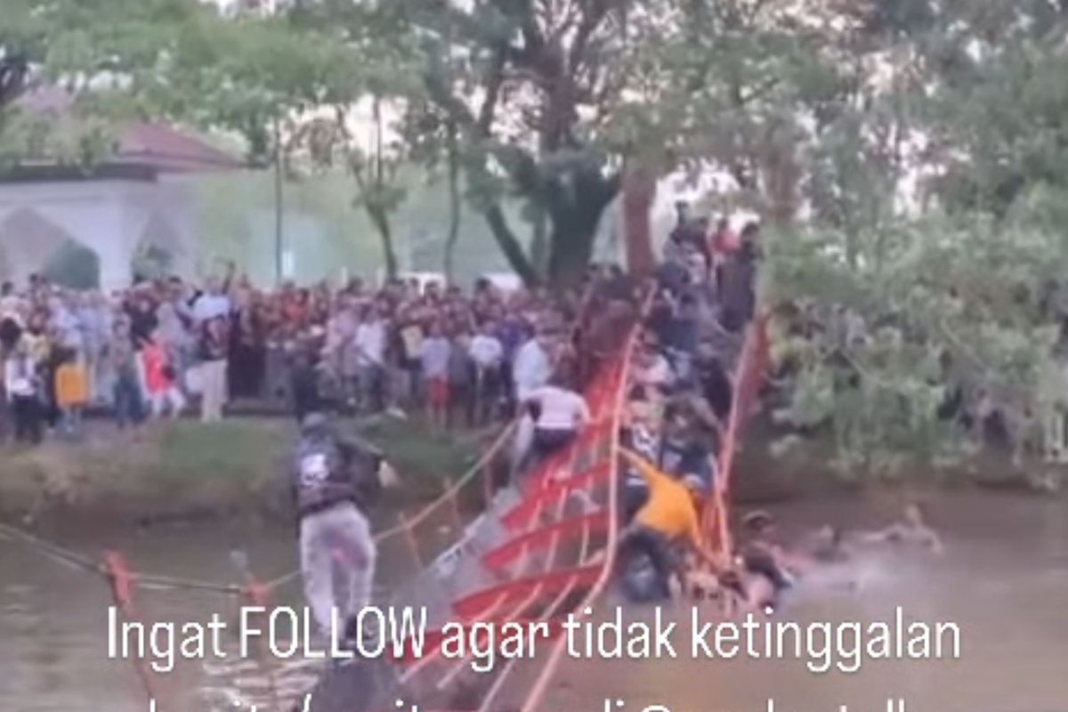 Potongan gambar Jembatan Taman Cadika Medan ambruk, Minggu (13/10/2024)