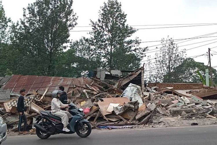 Kondisi 331 lapak bangunan pedagang kaki lima (PKL) yang berdiri tanpa izin di sepanjang jalur Puncak Bogor, Jawa Barat, sudah dibongkar sejak Senin (24/6/2024). Kini, hanya menyisakan puing sisa pembongkaran.