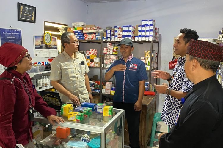 Rombongan dari Yayasan Dharma Bhakti Astra (YDBA) saat mengunjungi binaannya, UMKM Bengkel Kampoeng Auto di Dusun Sumberluhur, Tegaldlimo, Banyuwangi, Kamis (8/8/2024).
