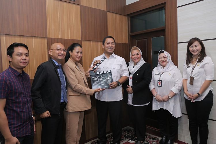 Wali Kota Semarang Hendrar Prihadi berfoto bersama Direktur Utama PT Kreasi Anak Bangsa, Marcella Zalianty usai penandatanganan MoU pendirian indiskop di kantor Wali Kota, Rabu (8/1/2020).