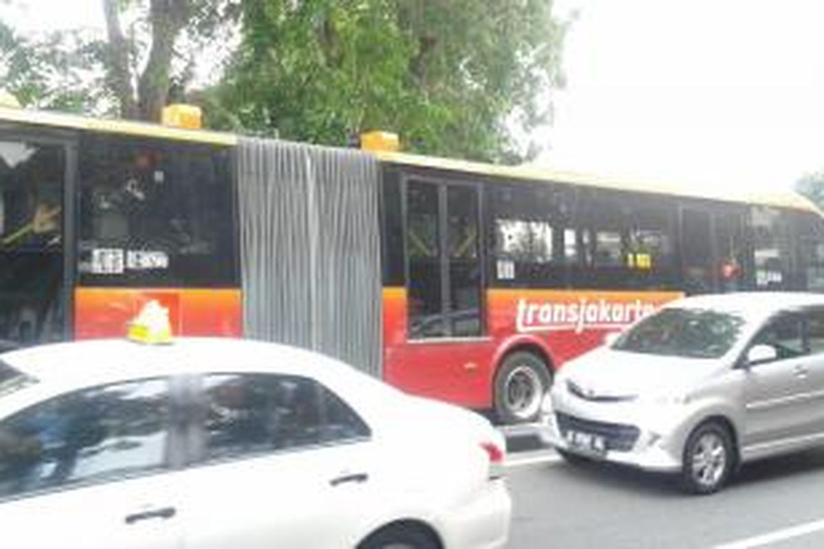 Bus transjakarta yang seharusnya melintas di Jalan Medan Merdeka Barat dialihkan ke Jalan Abdul Muis, Jakarta Pusat