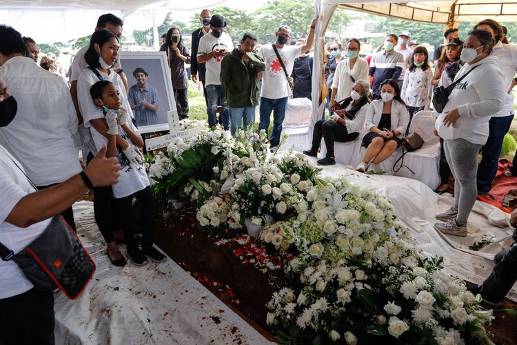 Pemakaman penyanyi Glenn Fredly di TPU Tanah Kusir, Jakarta, Kamis (9/4/2020). Glenn dinyatakan mengidap meningitis sebelum mengembuskan napas terakhirnya.