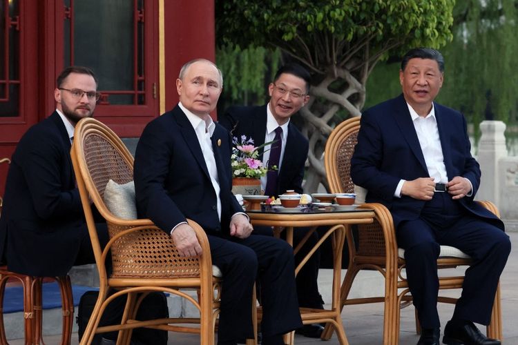 Dalam foto yang didistribusikan oleh lembaga negara Rusia Sputnik ini, tampak Presiden Rusia Vladimir Putin dan Presiden Tiongkok Xi Jinping  tengahmengadakan pertemuan informal di kompleks kepemimpinan Zhongnanhai di Beijing pada 16 Mei 2024.